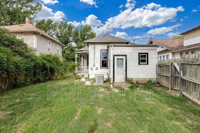 Building Photo - 514 S Fern St