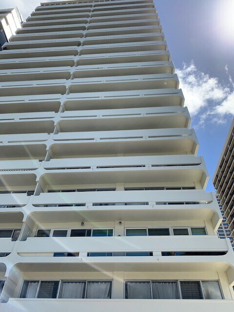 Building Photo - Waikiki Twin Towers - Great location in he...