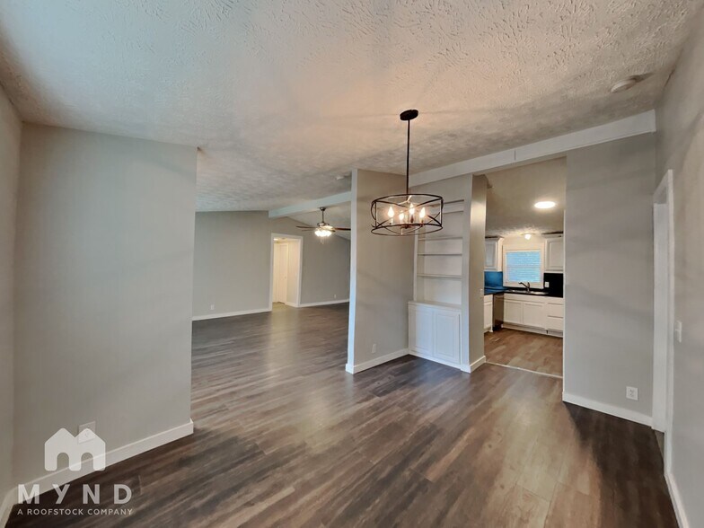 Building Photo - 12 The Briars