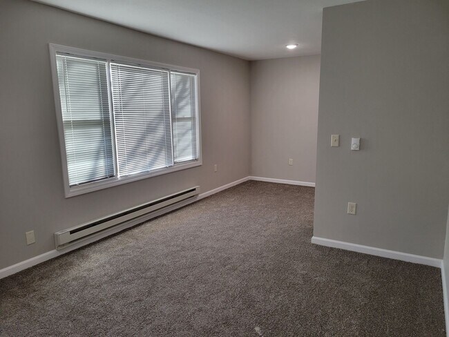 Building Photo - 1 Bedroom Triplex Unit