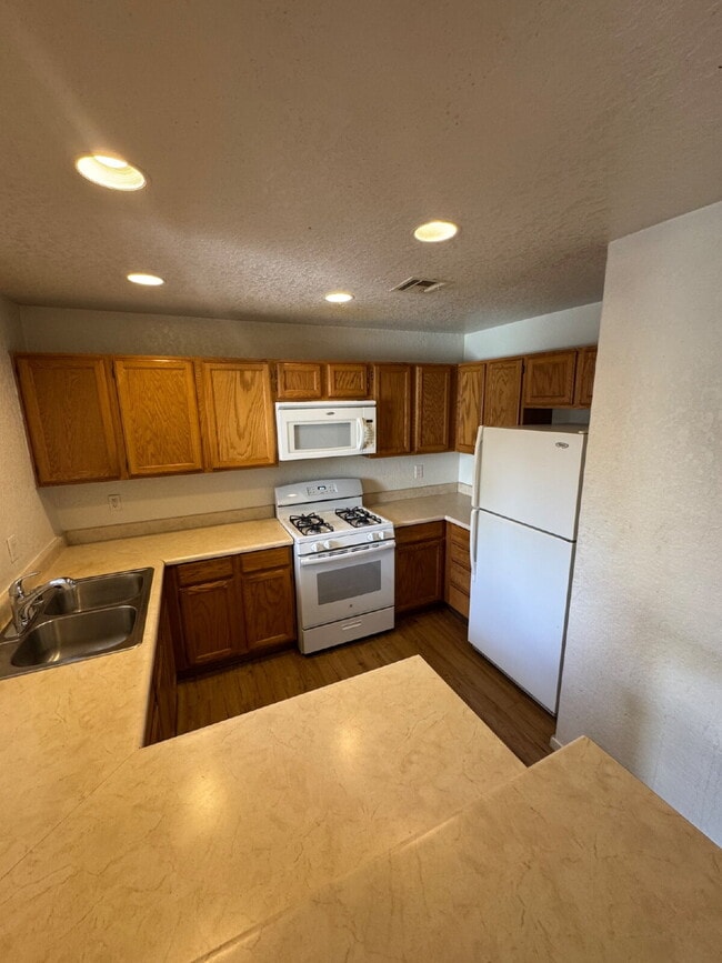 Building Photo - "Chic & Cozy 2-Bedroom Condo Oasis in Vibrant Las Vegas – 949 Sq. Ft. of Modern Comfort!"