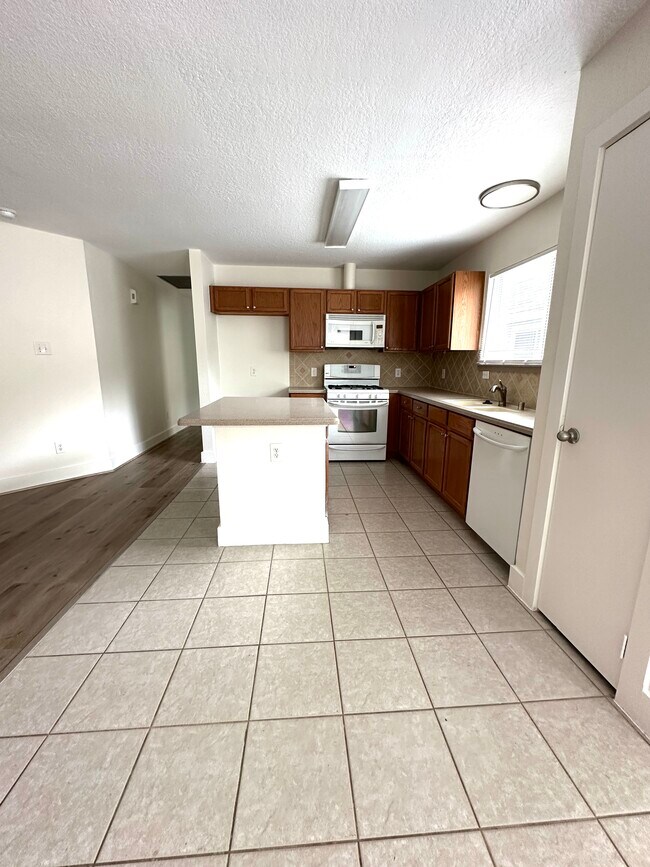 Building Photo - 3 bed 2 Bath in Sienna