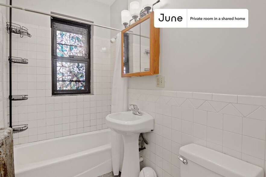 Building Photo - Room in Shared 4 bed/1 bath home