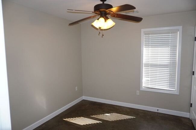 Building Photo - 210 Lake Dr