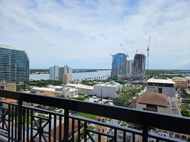 Building Photo - 801 S Olive Ave