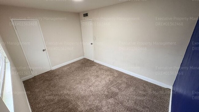 Building Photo - 2 bedroom 1 bathroom house located off the main street Oildale Dr.