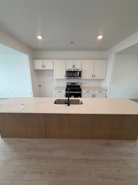 Building Photo - 537 E Levengrove Dr