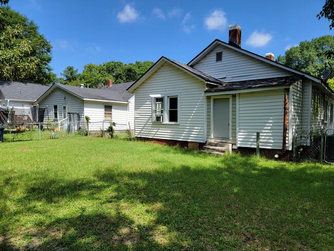 Building Photo - Great 3 bedroom 1 bath home in the heart o...