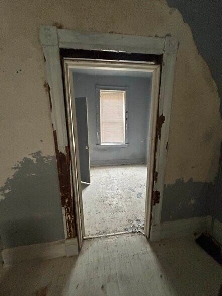 Building Photo - 5470 Plover Ave