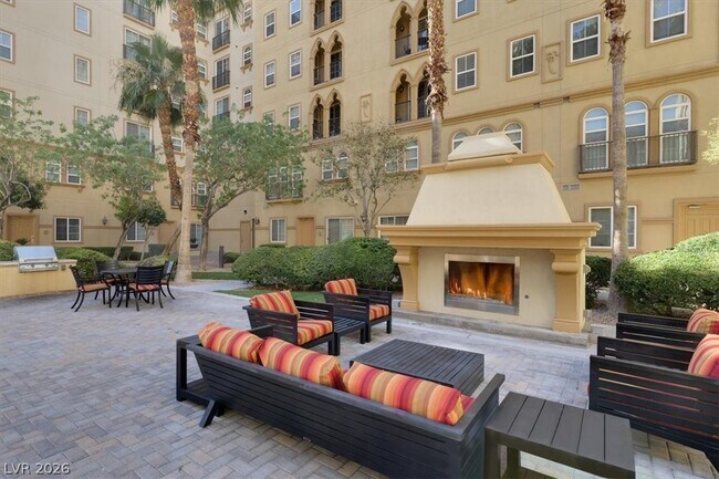 Building Photo - 2405 W Serene Ave