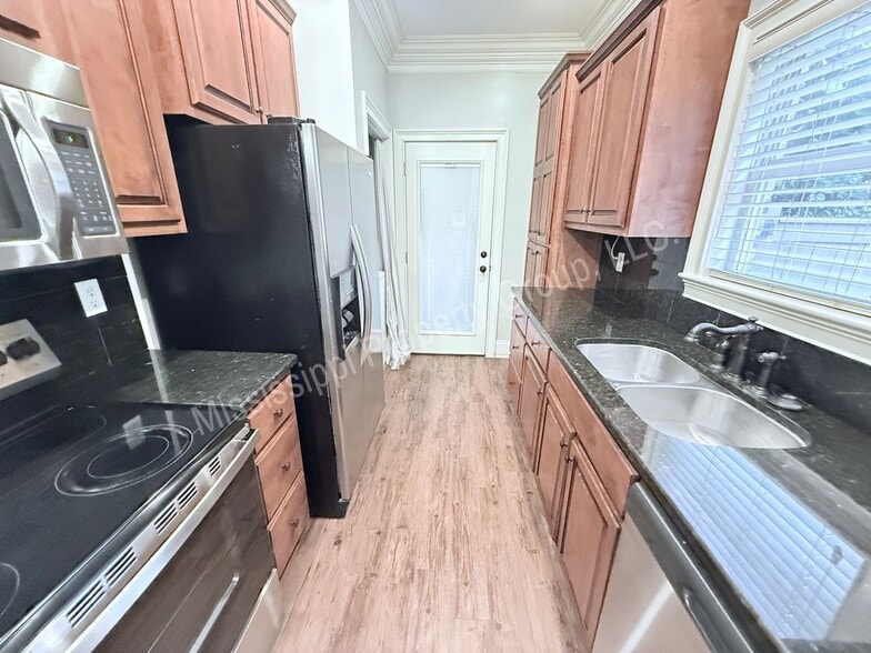 Building Photo - 120 Falls Grove