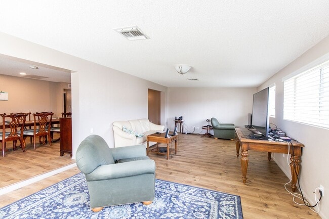 Building Photo - 6 Bedroom 3.5 Bathroom Tri-Level Home In Tempe close to ASU