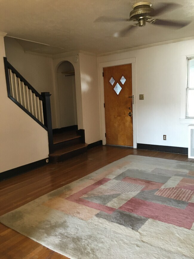 Entry - 3322 Parkview Ave