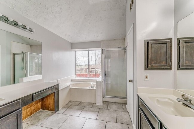 Building Photo - 1916 Woodland Hills Dr