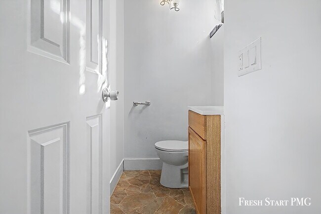 Building Photo - Spacious 5-Bed Home with 2.5 Baths