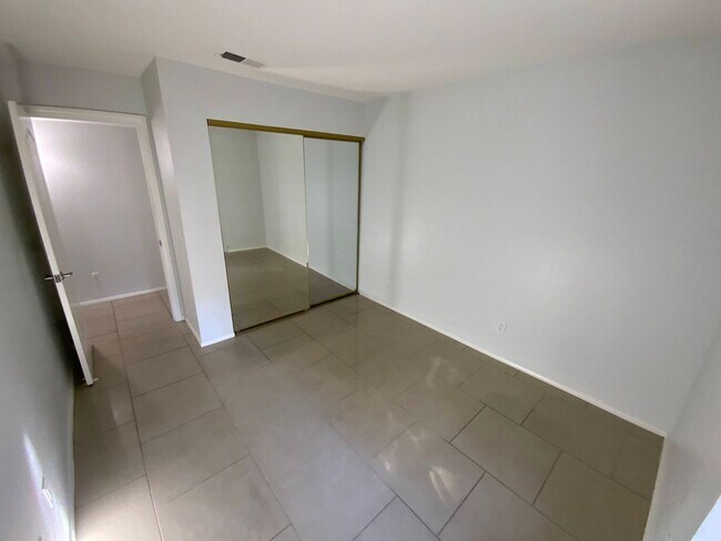 Building Photo - Resort Style 3 Bedroom Condo Located near UNLV, Airport and Strip