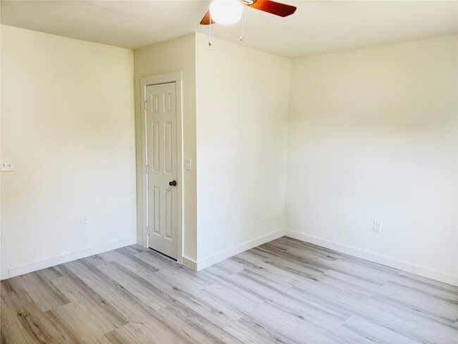 Building Photo - 1264 Cedar Haven Ave