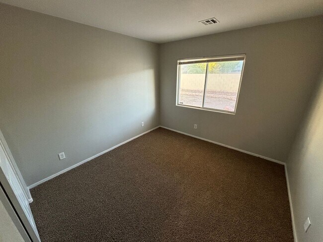 Building Photo - Spacious 3Bed/3Bath Two Story Home Located...