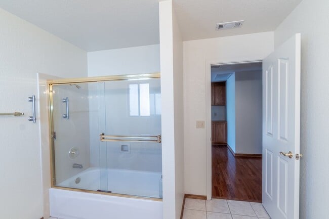 Building Photo - 2741 Seminole Dr