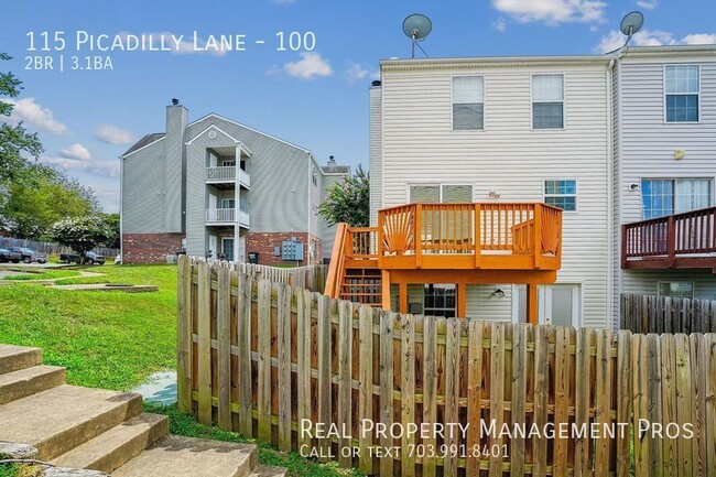 Building Photo - Spacious 3-Story End-Unit Townhome in Prim...