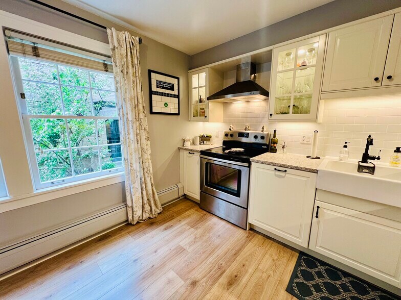 Building Photo - 960 N Sherman St