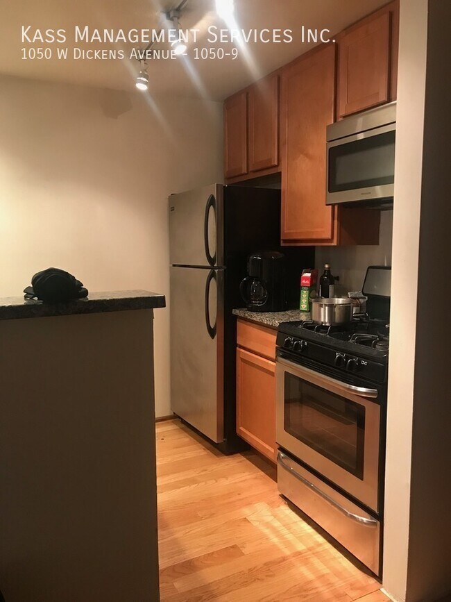 Building Photo - 1050 W Dickens Ave