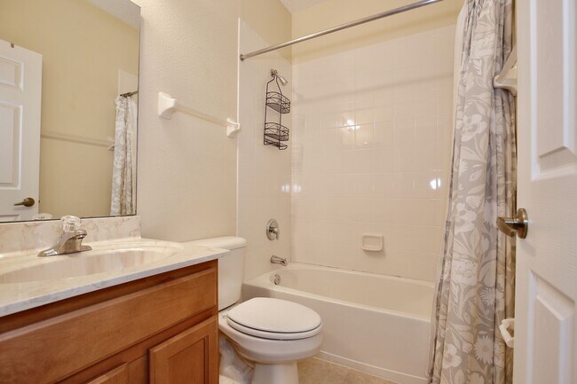 Building Photo - Beautiful 3/2.5 Spacious Townhome with a P...