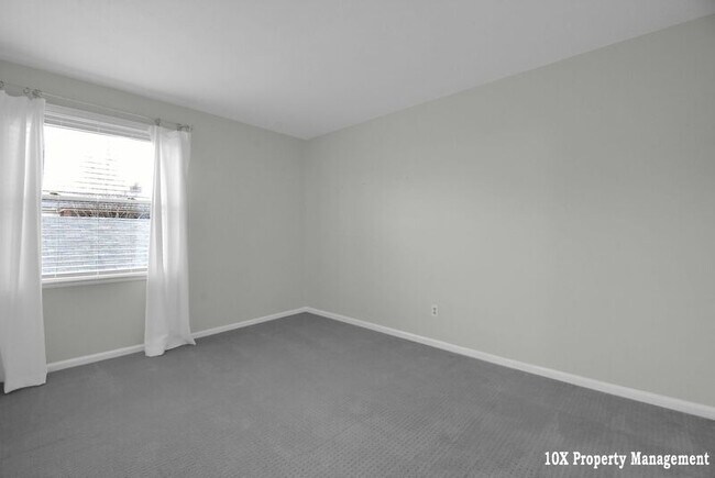 Building Photo - 911 Manor Ln