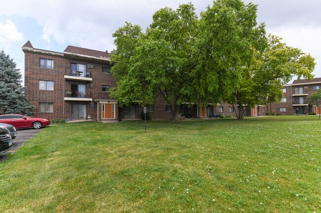 Building Photo - 953 N Rohlwing Rd