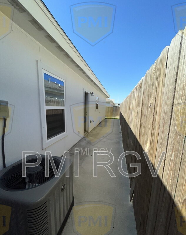Building Photo - 805 W Garrison Dr