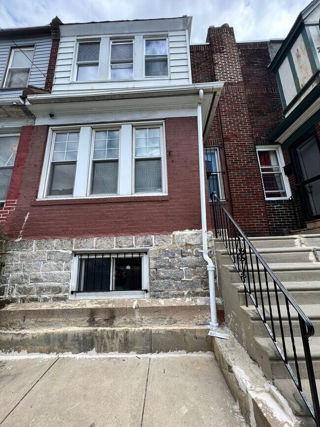 Building Photo - Beautiful & spacious 3b/1.5b home
