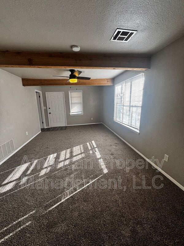 Building Photo - 814 N Hodge St