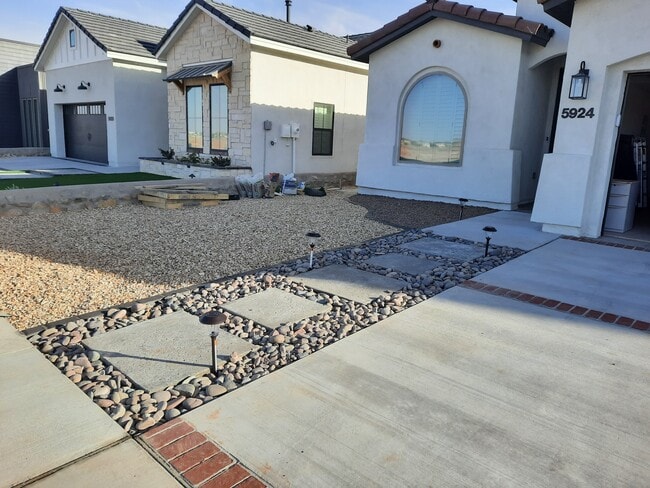 Building Photo - 5924 Dalhart Dr