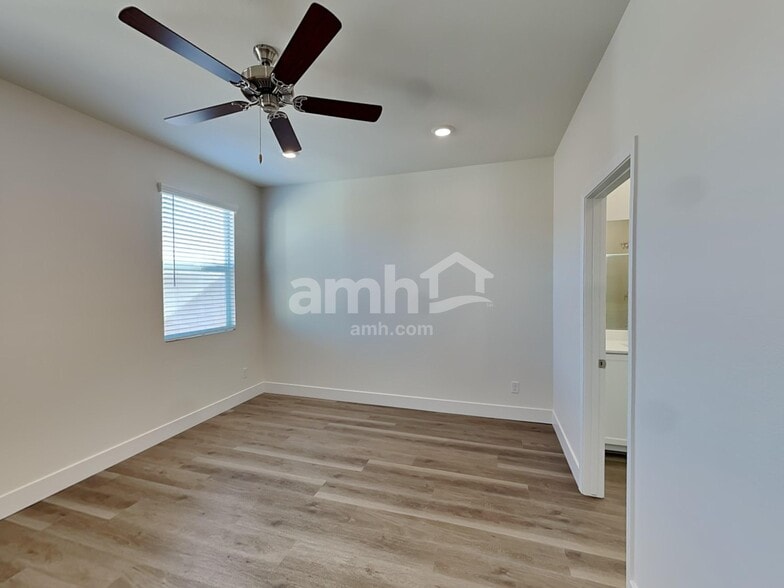 Building Photo - 826 English Primrose St