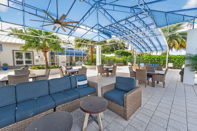 Building Photo - 9673 Shadybrook Dr