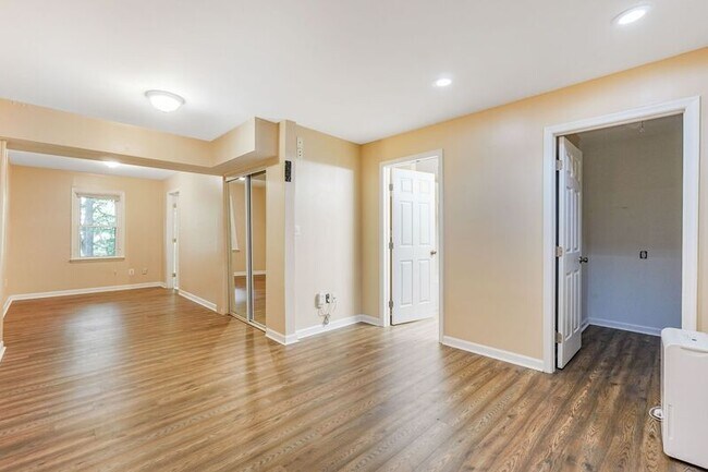 Building Photo - 128 Kings Mill Dr