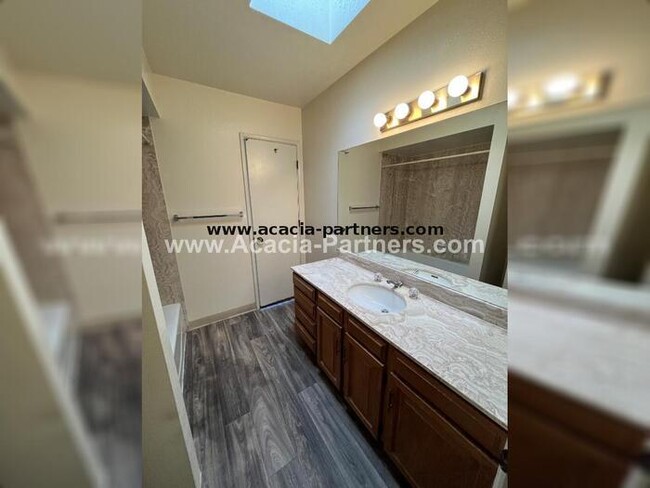 Building Photo - Eastside Townhome