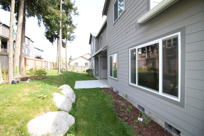 Building Photo - 3 Bed 2.5 Bath - Townhome - Ft Nugent Park...