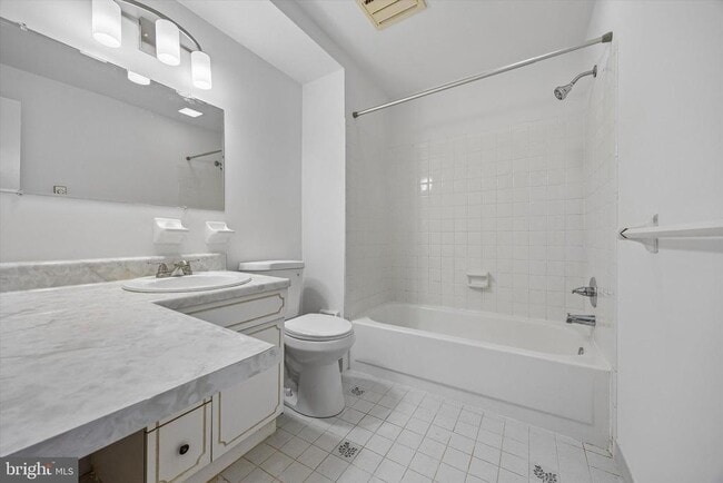 Building Photo - 517 S Randolph Ct