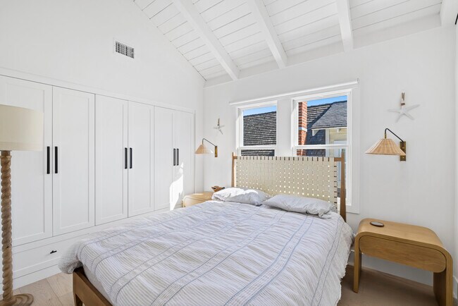 Building Photo - 1126 E Balboa Blvd