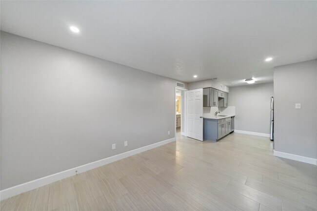 Building Photo - 845 Augusta Dr