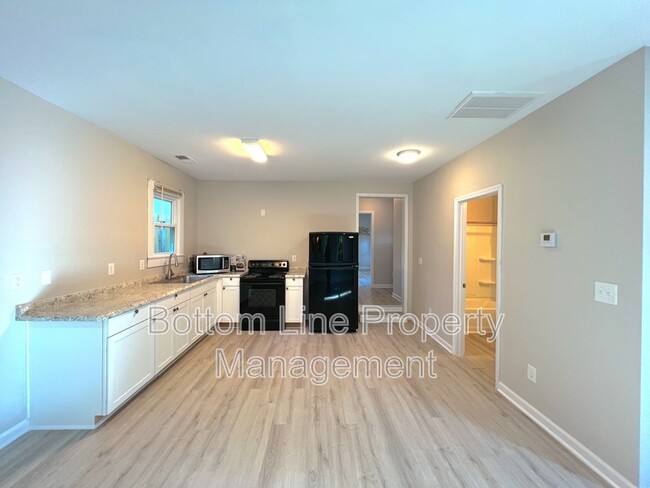 Building Photo - 613 1/2 Charlotte Ave