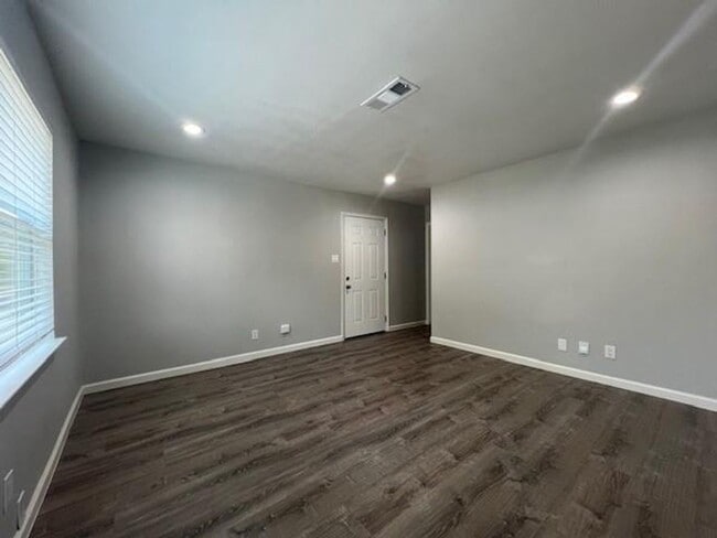 Building Photo - 304 N Oak St