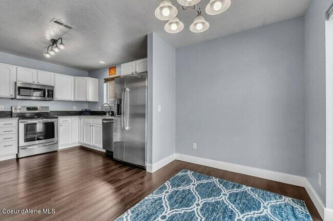 Building Photo - 3-Bedroom Home in The Landings – Fully Fenced Yard & 2-Car Garage