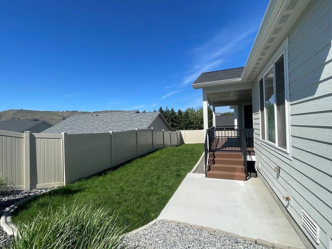 Building Photo - Now renting 3 bedroom 2 bathroom House