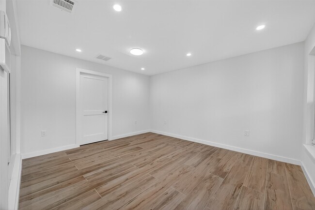 Building Photo - 3333 Calumet St