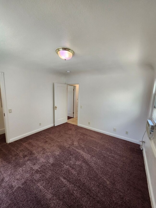 Building Photo - Charming Colonial-Style 2-Bedroom Home in ...