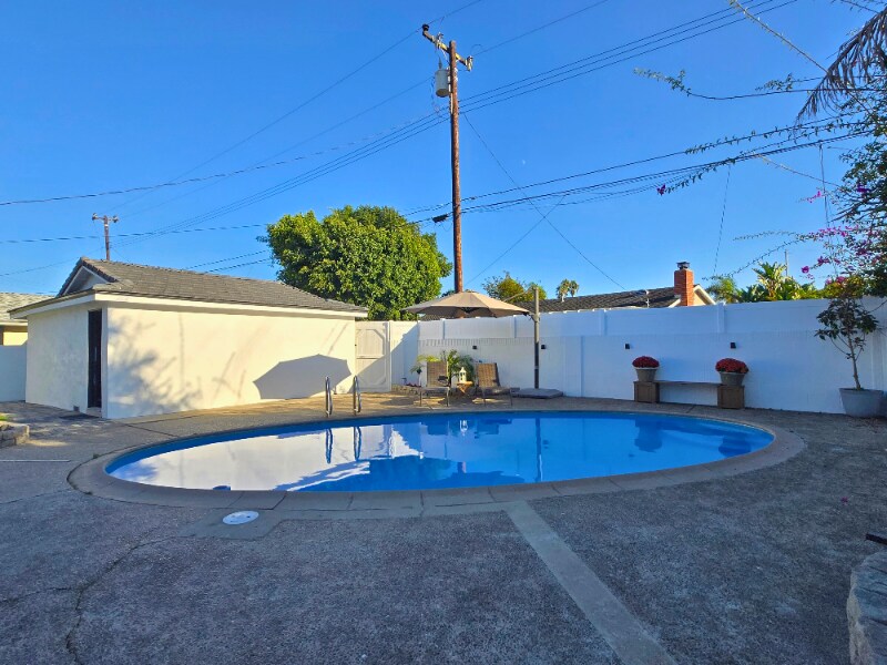 Building Photo - 8422 Talbert Ave