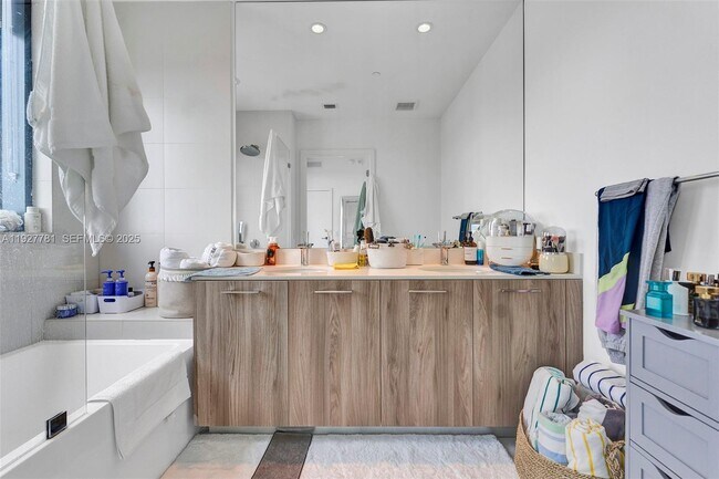 Building Photo - 501 NE 31st St