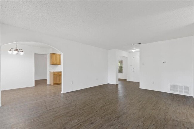 Building Photo - 6300 London Dr